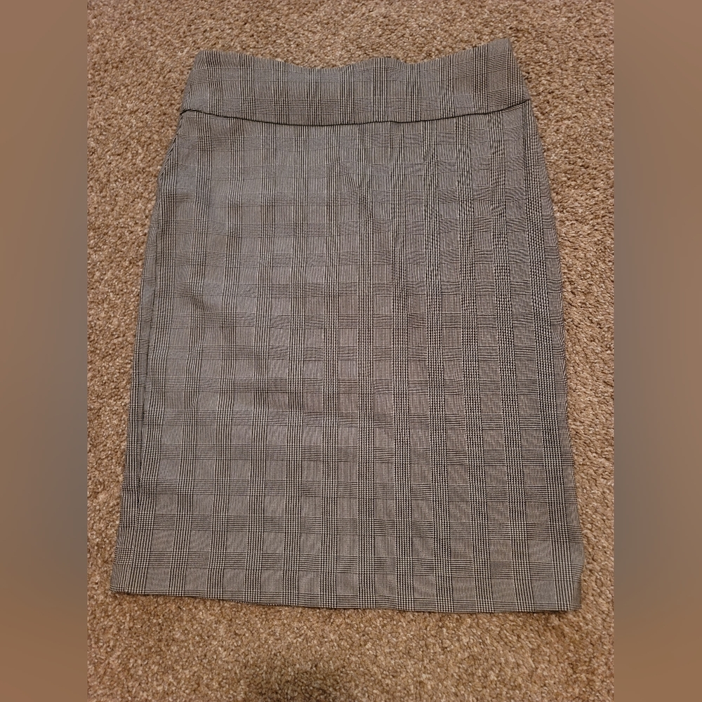 grey high skirt